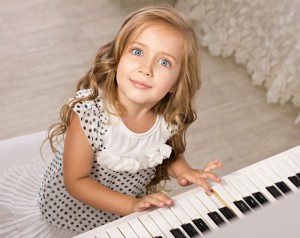 flicka spelar piano